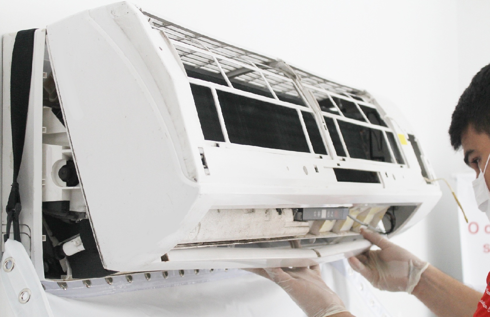 Técnico realizando manutenção em ar-condicionado